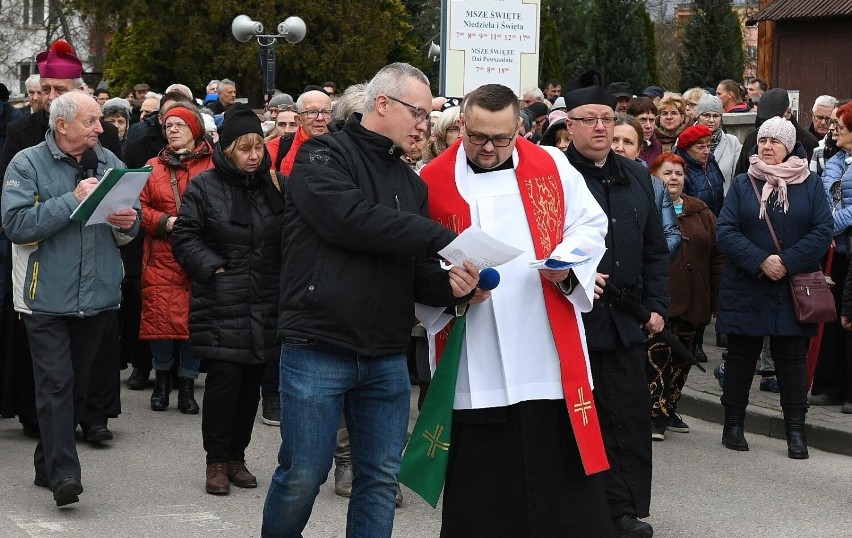 Kilkaset osób uczestniczyło w Drodze Krzyżowej w Kielcach. Zakończyła się na Karczówce. Był też biskup Jan Piotrowski