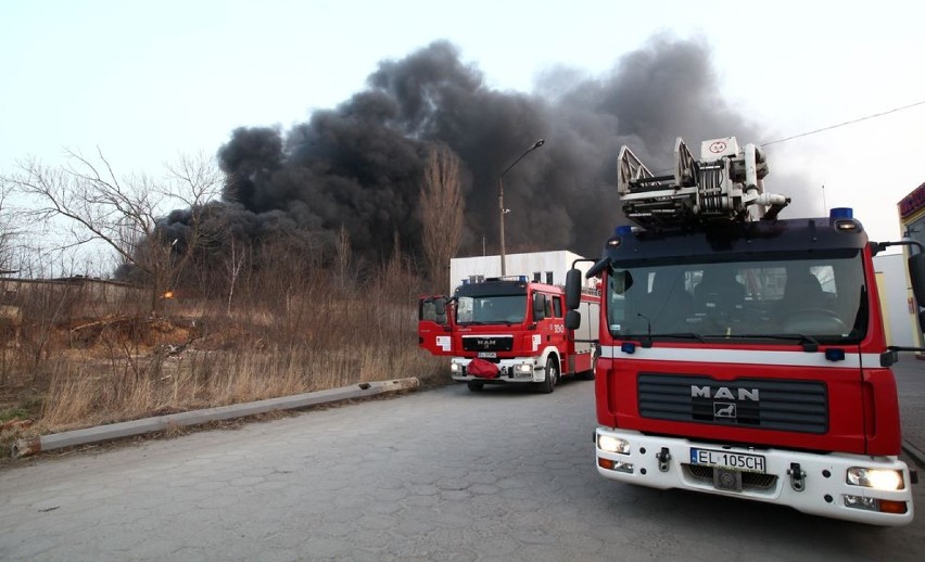 Pożar przed firmą tuningową na terenie Wifamy