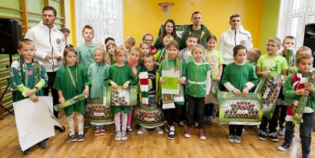 Piłkarze Śląska podczas spotkań z młodzieżą szkolną rozdawali autografy i pozowali do pamiątkowych fotografii