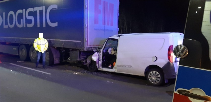 Wypadek w Dąbrowie Górniczej na DK 94. Fiat uderzył w tył naczepy. Mężczyzna doznał poważnych obrażeń