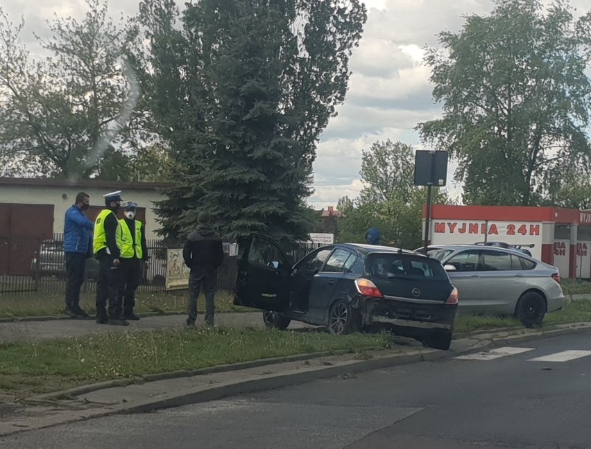 Wypadek przed kościołem na Widzewie. Bmw kontra opel