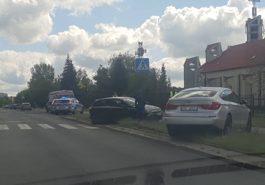 Wypadek przed kościołem na Widzewie. Bmw kontra opel