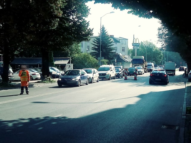 Korek jest spowodowany pracami u zbiegu ulic: Wybickiego i Łokietka.