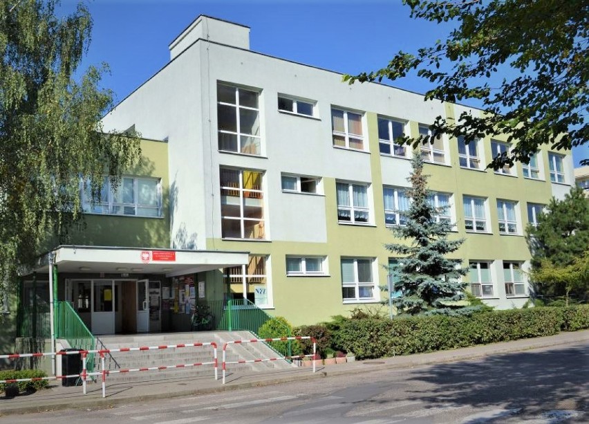 Ponad 500 uczniów dwóch roczników ósmoklasistów i absolwentów gimnazjów  na razie poza systemem w Koninie .
