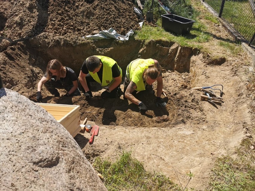 Ekshumowano szczątki z przydrożnego grobu w Antoninie (gmina Prabuty). Przypuszcza się, że pochodzą z okresu końca II Wojny Światowej