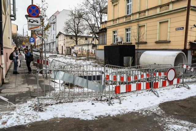 Tak obecnie wygląda ulica Reja w Bydgoszczy. Na razie nie wiadomo, kiedy inwestycja zostanie zakończona. Do wyboru wykonawcy na dokończenie prac w tzw. przyspieszonej formule, o którą zabiega MWiK, niezbędna jest pozytywna opina Urzędu Zamówień Publicznych.