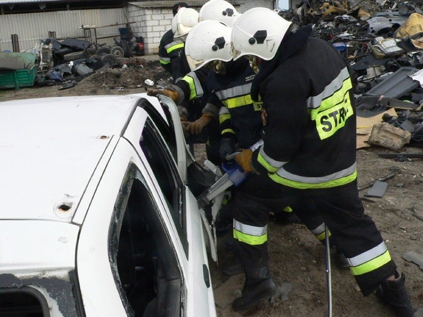 Straż pożarna w Lesznie trenuje w trudnych warunkach.