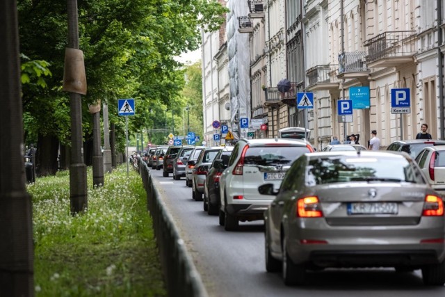 Poluzowanie obostrzeń sanitarnych spowodowało, że coraz więcej osób przemieszcza się po Krakowie. Szczególnie w deszczowe dni i piątkowe popołudnia na drogach tworzą się gigantyczne korki. Tak jest np. na ul. Dietla.