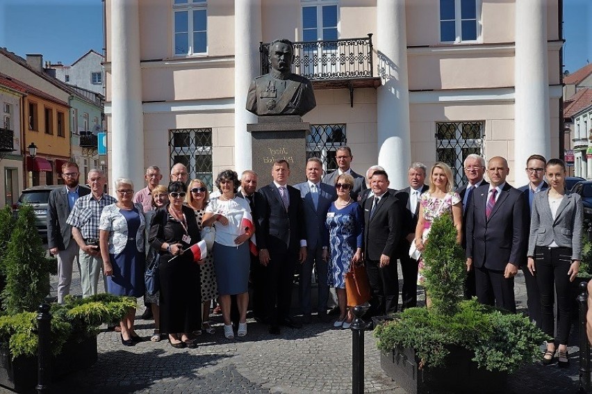 Koninianie świętowali rocznicę Cudu nad Wisłą .Władze miasta, delegacje,  złożyli kwiaty pod pomnikiem Józefa Piłsudskiego.