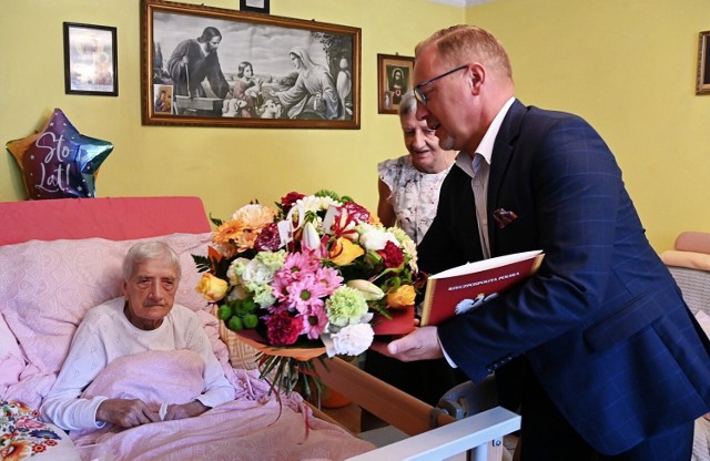 Panią Heleną z okazji wspaniałego jubileuszu odwiedził burmistrz Brzeska. Były życzenia oraz urodzinowe upominki