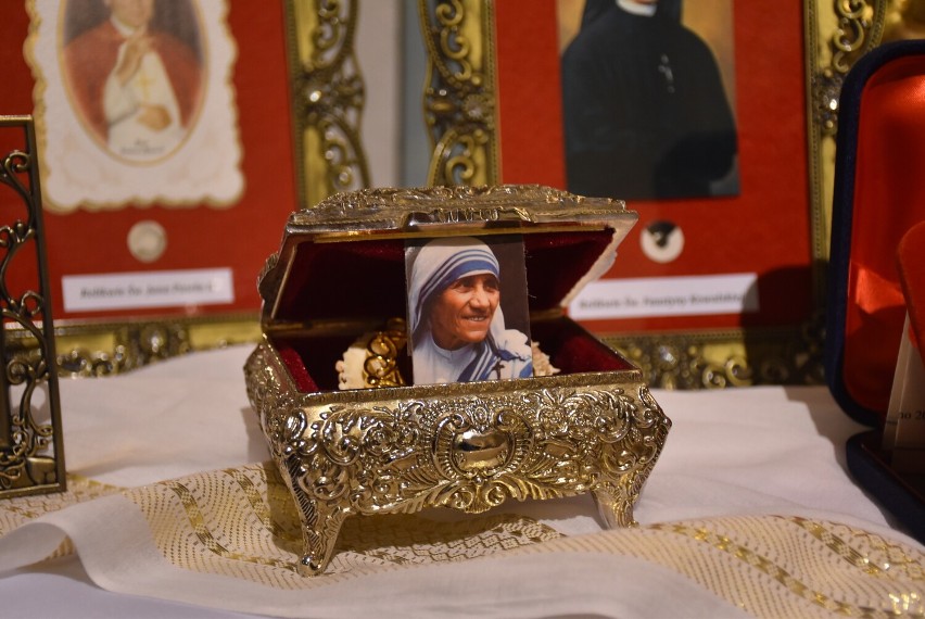 Gmina Gniezno. W kościele wystawiono relikwie świętych. Wśród nich relikwia Jana Pawła II i błogosławionego kard. Wyszyńskiego [FOTO]