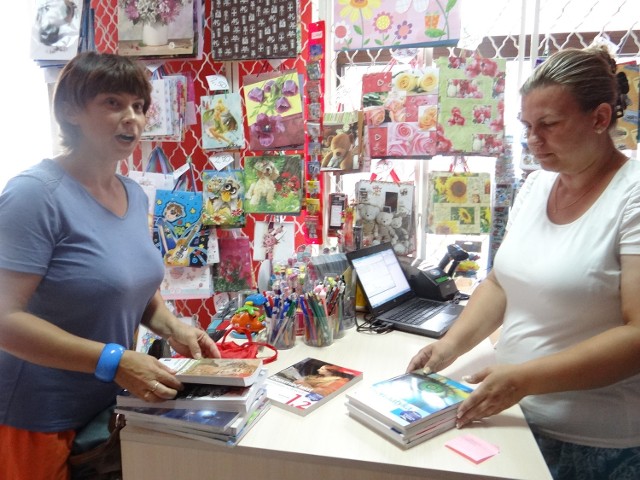 Beata Skręta (z lewej)  kupuje podręczniki w Skierniewicach w księgarni Anny Kalisiak, bo jest najtaniej