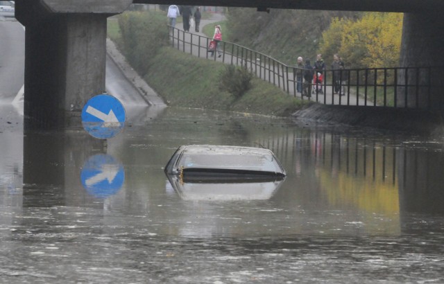 Zalana ulica pod wiaduktem przy ul. Brzechwy w Fordonie to nie nowość.