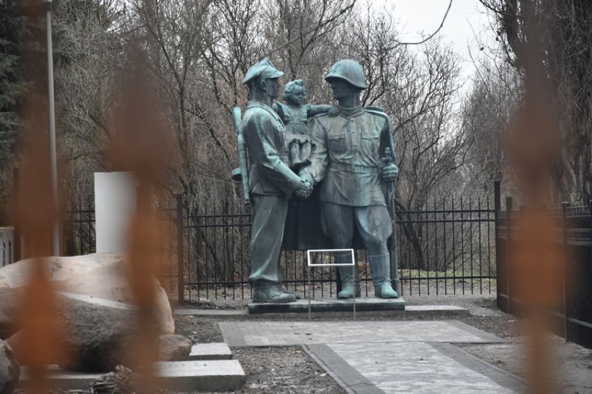 Stalinowski pomnik w lapidarium czeka na marszałka.