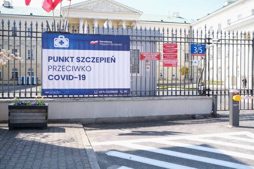 Mobilny punkt szczepień przeciw COVID-19 na placu Bankowym w...