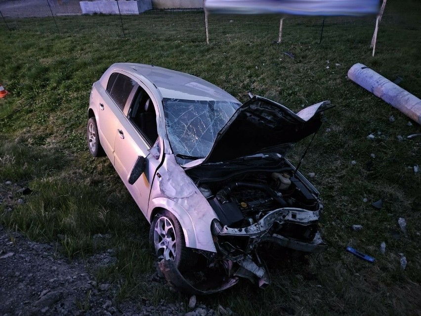 Poranny wypadek w Mostkach niedaleko Starego Sącza. Samochód wjechał w betonową latarnię. Zerwana została linia energetyczna 