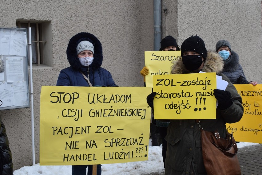ZOL Gniezno. Rodziny i pracownicy protestowali pod Urzędem Miejskim i starostwem