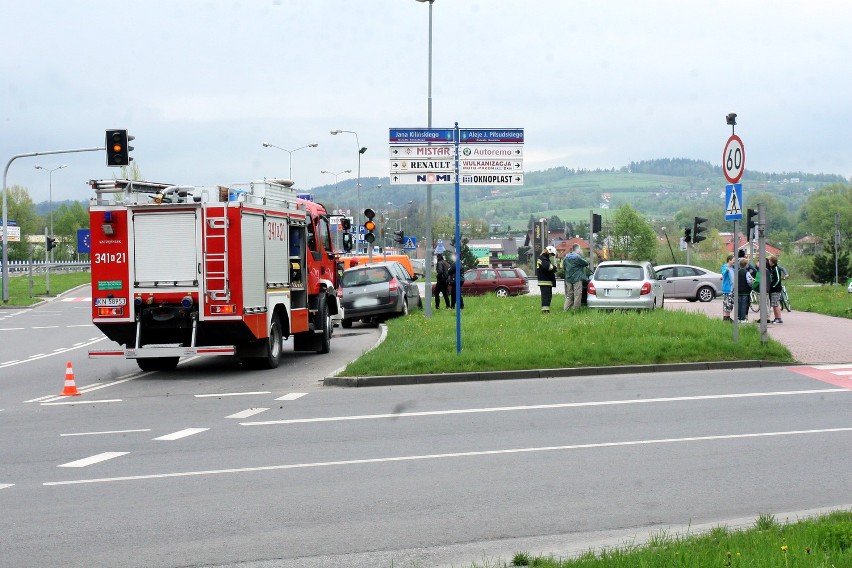 Na miejscu zdarzenia pracowały: ekipa ambulansu Sądeckiego...