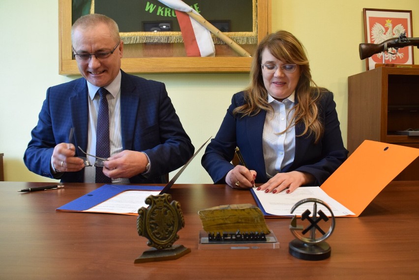 „Naftówka” i PGNiG Technologie w Krośnie planują wspólne projekty. Szkoła i firma podpisały umowę o współpracy 