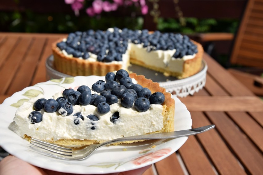Tarta z borówkami i kremem. Przepis na pyszne ciasto na lato (PRZEPIS, WIDEO, ZDJĘCIA)