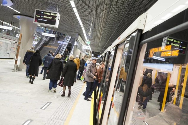 Mężczyzna wpadł pod pociąg na stacji metra Dworzec Wileński