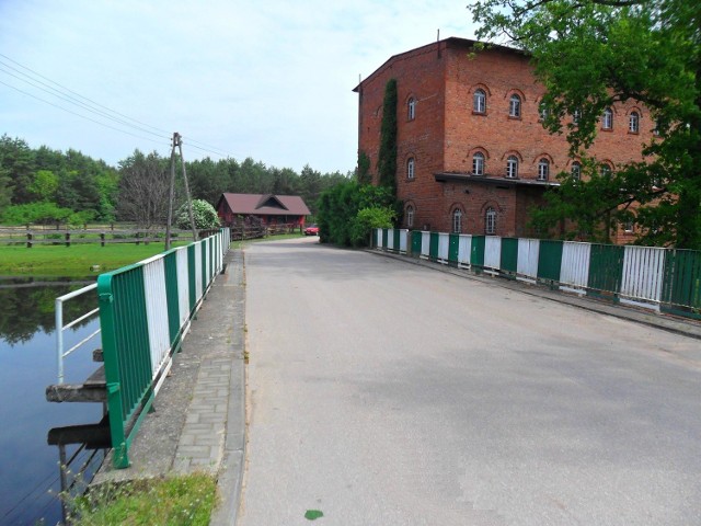 Akurat most w ciągu drogi wojewódzkiej nr 272 w miejscowości Piła Młyn ma twardą nawierzchnię
