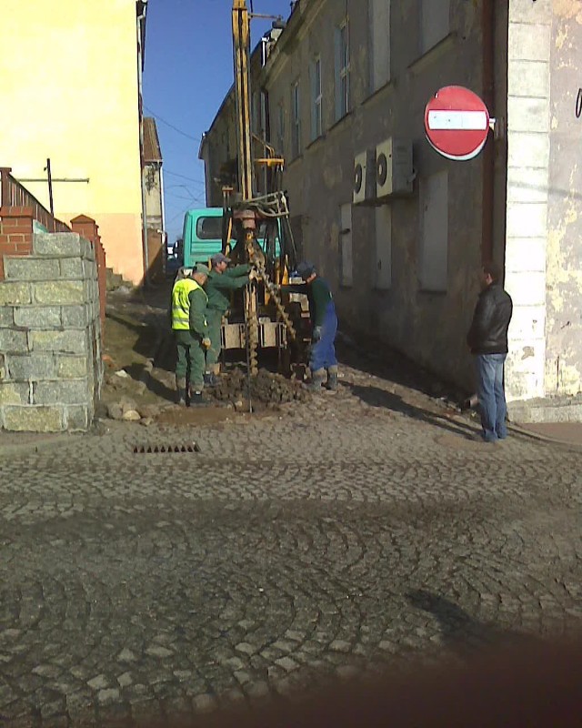 Widok od strony ujścia ulicy Nowotki na ulicę Okrężną, od strony oddziału banku PKO.