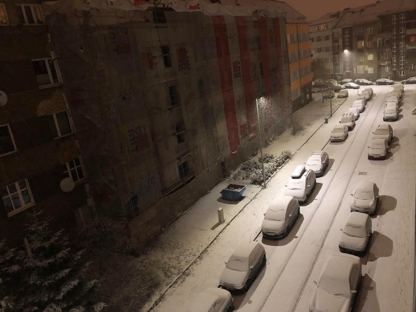 Sypnęło śniegiem w Szczecinie. Jaka sytuacja na drogach w regionie?