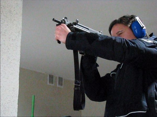 Lęborscy policjanci ćwiczyli się w strzelaniu z pistoletu maszynowego