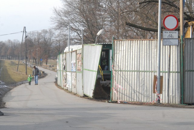 Część kierowców skraca sobie drogę przez alejkę dla pieszych i rowerzystów