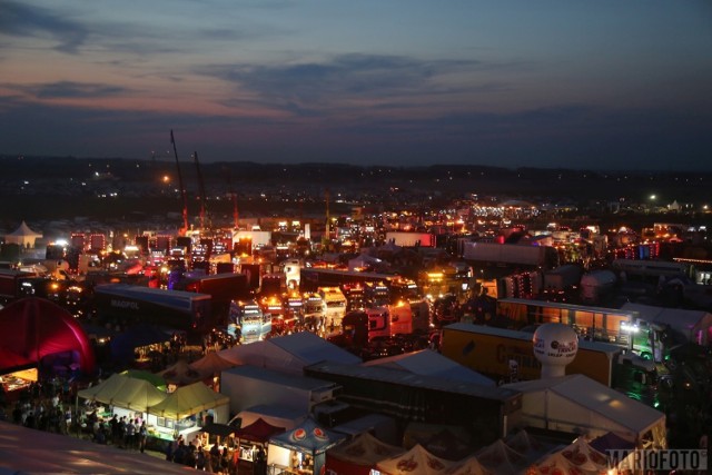 Już tradycyjnie w sobotni wieczór podczas zlotu Master Truck odbył się pokaz możliwości świetlnych pojazdów biorących udział w imprezie. Dziś ostatni dzień wielkiego wydarzenia w Polskiej Nowej Wsi.