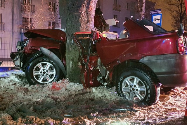 Wypadek w Sosnowcu na ulicy Baczyńskiego. Samochód uderzył w drzewo. Kierowca zginął na miejscu