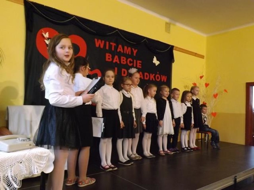 Uczniowie SP w Zakrzynie zaprosili swoje babcie i dziadków