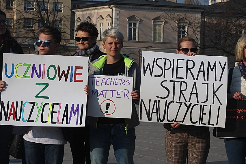 Solidarni z nauczycielami. Na placu Litewskim zorganizowano pikietę (ZDJĘCIA, WIDEO)