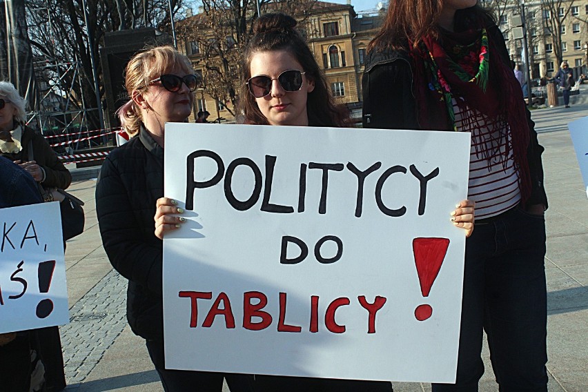 Solidarni z nauczycielami. Na placu Litewskim zorganizowano pikietę (ZDJĘCIA, WIDEO)