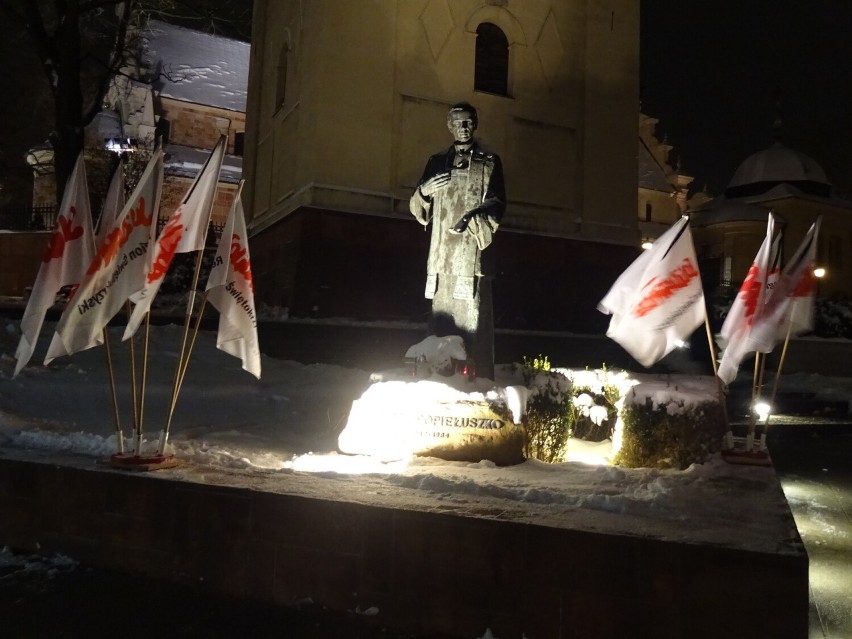 Kielczanie pamiętali o zbrodniach stanu wojennego. Złożono kwiaty pod tablicą zamordowanego w Kielcach Stanisława Raka