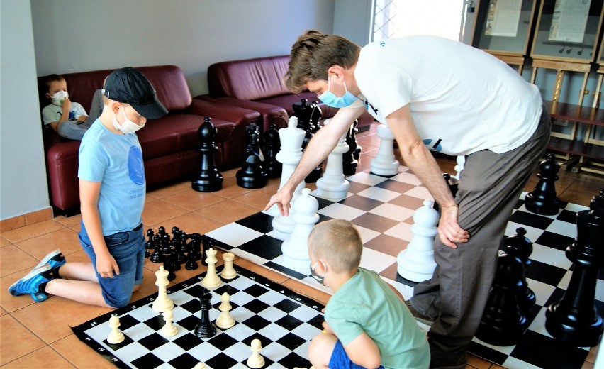 Wakacyjne szachy i kodowanie w Muzeum Regionalnym w Radomsku 