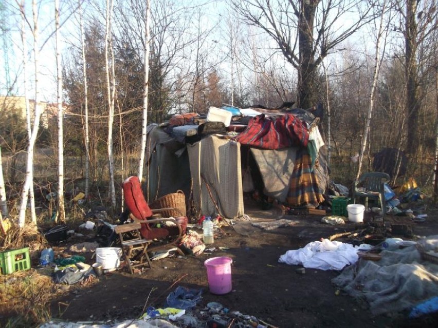 Zobacz, jak żyją bezdomni w Rybniku...Straż miejska rozdała im ubrania 