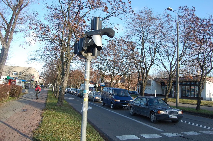 Uszkodzona sygnalizacja świetlna na skrzyżowaniu ulic...