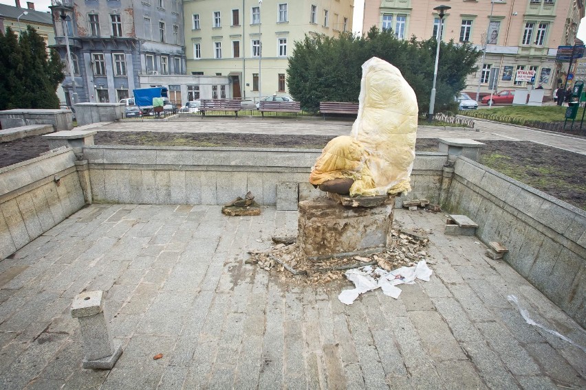 Rzeźba nagiej panny została ustawiona w fontannie przed...