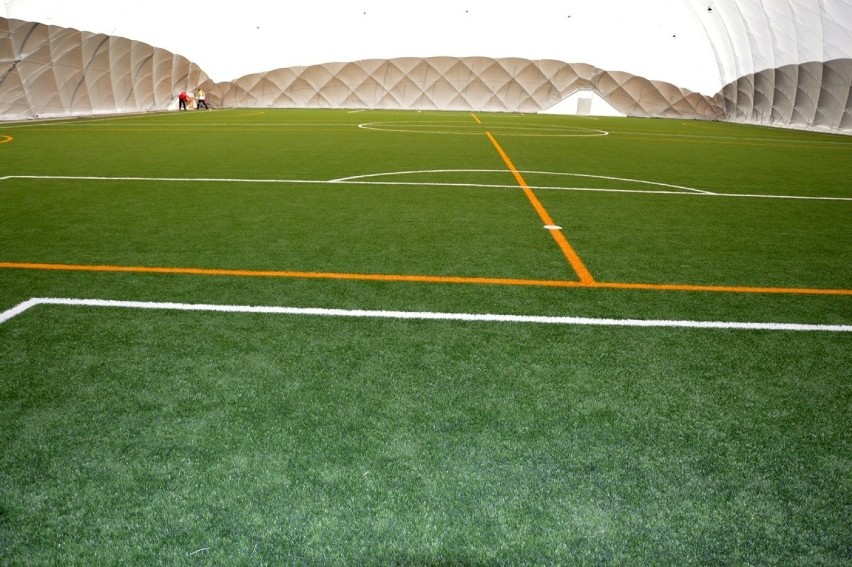 Stalowa Wola. Pneumatyczny dach na boisku piłkarskim wygląda jak kosmiczny obiekt [ZDJĘCIA]