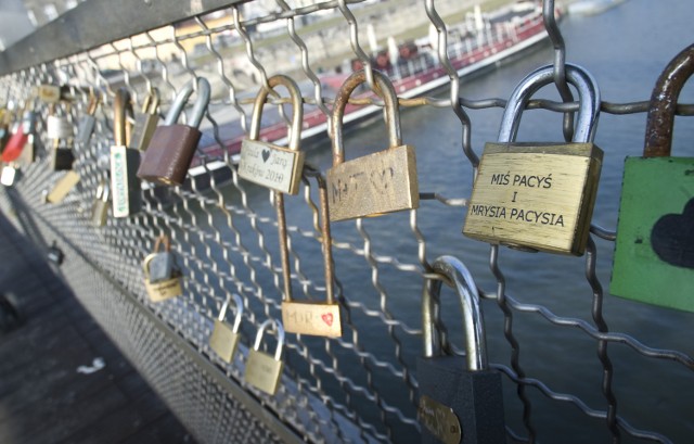 Kraków. Kto jest sprawcą znikających kłódek na kładce o. Bernatka?