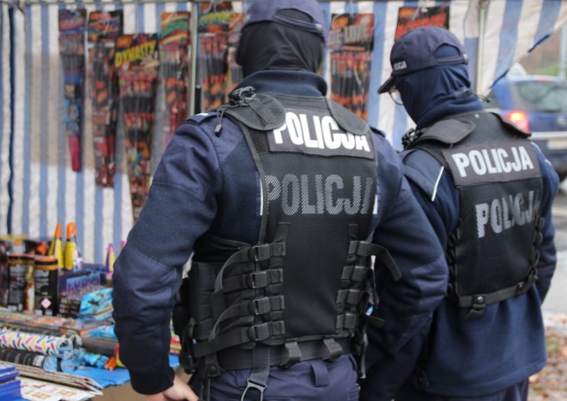 Policjanci z Brzegu sprawdzają punkty sprzedaży fajerwerków.