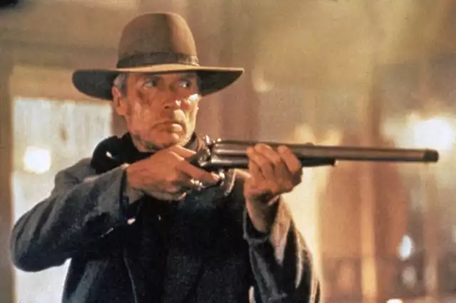 O tym, że pociąga go aktorstwo, przekonał się dopiero w wojsku. Poznał tam człowieka, który do pracy w Hollywood bardzo go namawiał. Jego atutem z pewnością był wygląd. W tamtych czasach chętnie porównywano go do Johna Wayne’a, Gary’ego Coopera i Jamesa Deana.

Na zdjęciu Clint Eastwood w filmie "Bez przebaczenia" ("Unforgiven") - rok 1992.

31 maja 2023 roku Clint Eastwood skończył 93 lata. Zobaczcie, jak dziś wygląda. Zdjęcia >>>>>