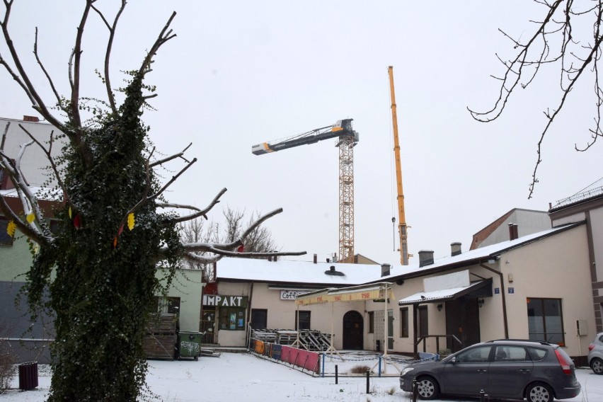 Gigantycznych rozmiarów dźwig stanął w samym centrum Kielc! Będzie służył podczas remontu teatru Żeromskiego. Zobaczcie film i zdjęcia