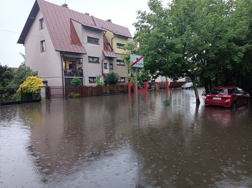 Pływał kajakiem w Wieluniu po zalanej ulicy