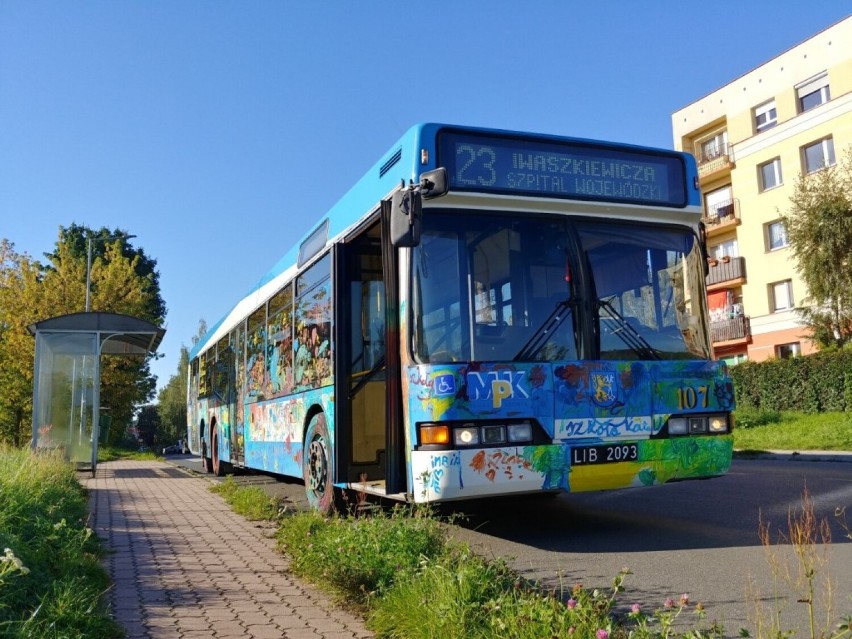 Dzieci pomalowały autobus