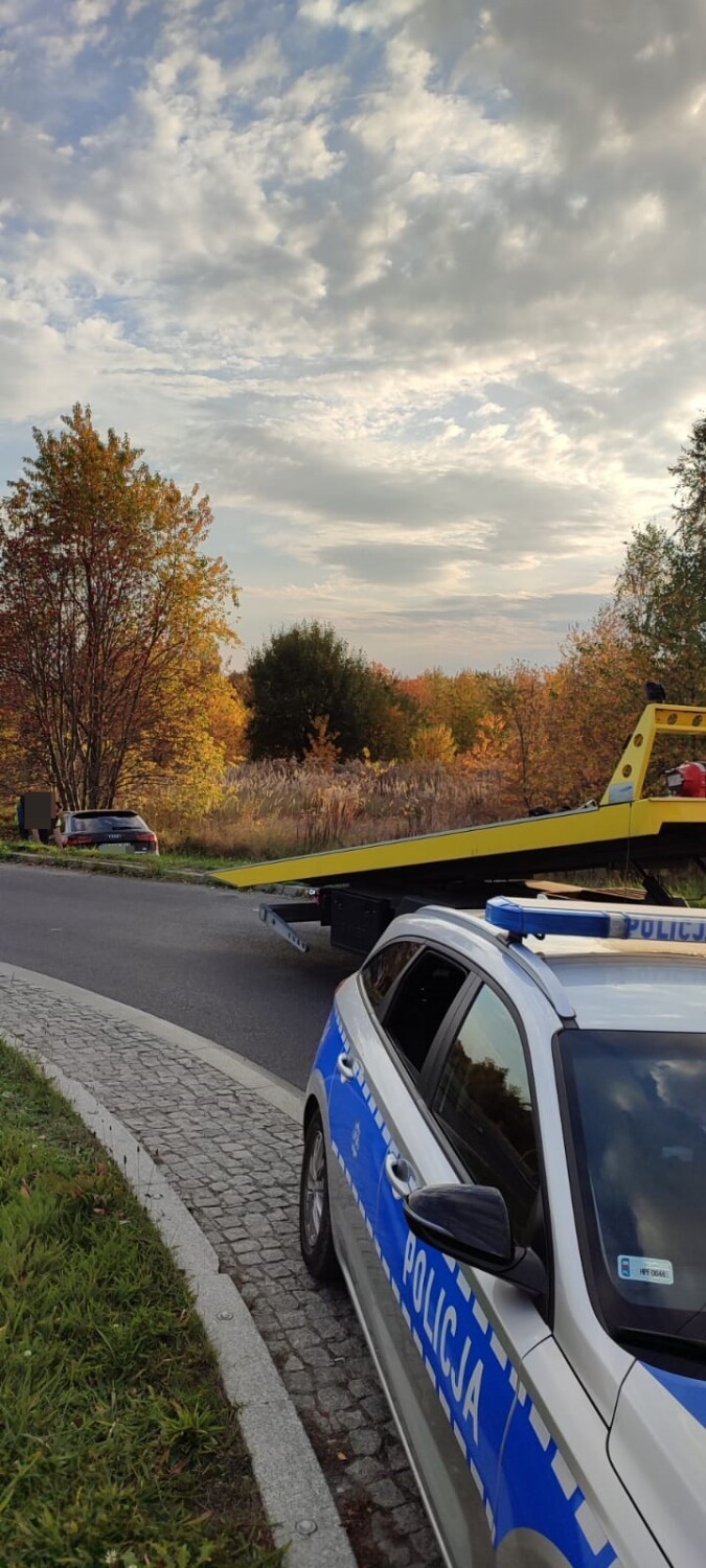 Radomsko. Kierowca audi nie zatrzymał się do kontroli, wjechał do rowu. Był pijany