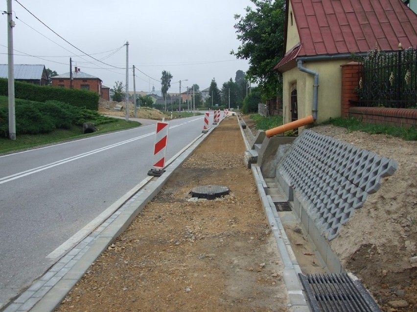 Gmina Wolbrom wybuduje ponad 2,5 kilometra nowych chodników. 