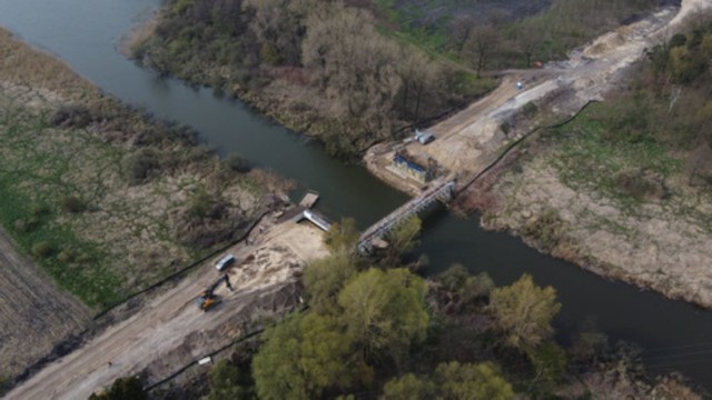 Prace przy budowie mostu w Kobylnikach przebiegają zgodnie z harmonogramem. Zakończenie inwestycji przewidziane jest na koniec października bieżącego roku.